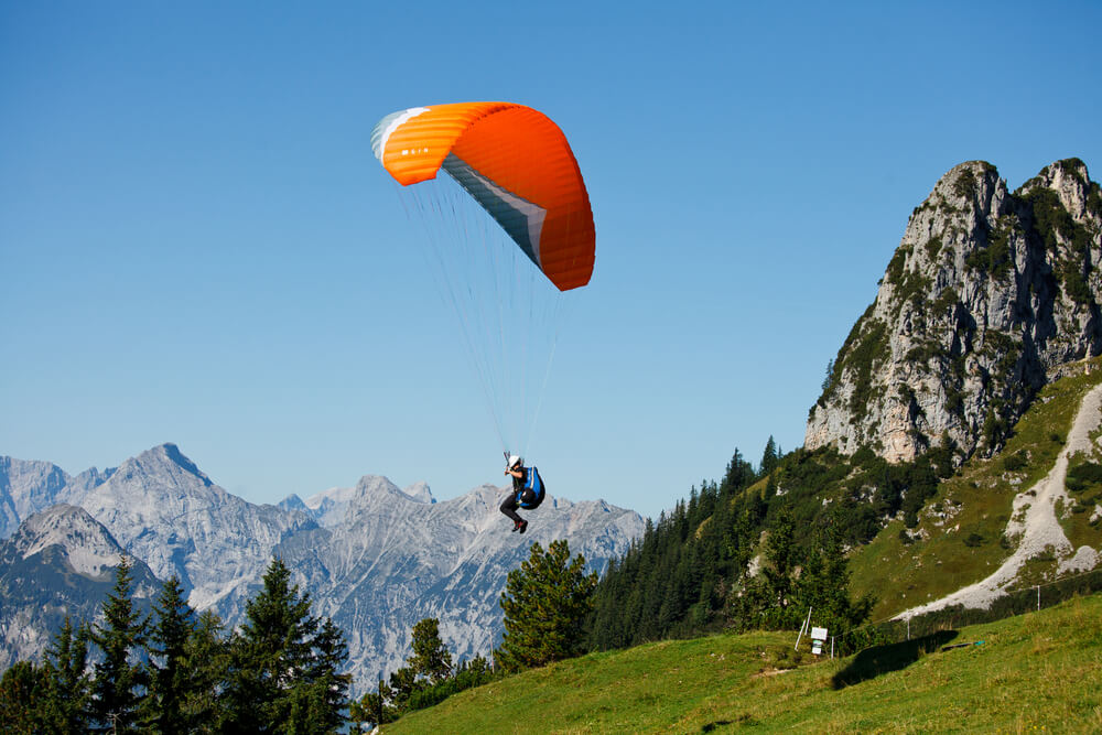 Letní sporty paragliding alpy